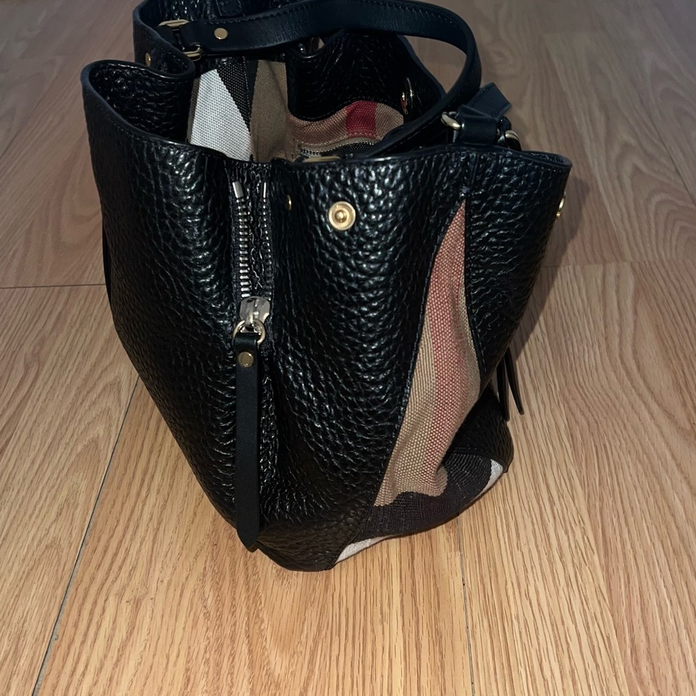 Burberry Black Pebbled Leather Shoulder Bag with Gold-Tone Studs - Picture 2 of 5